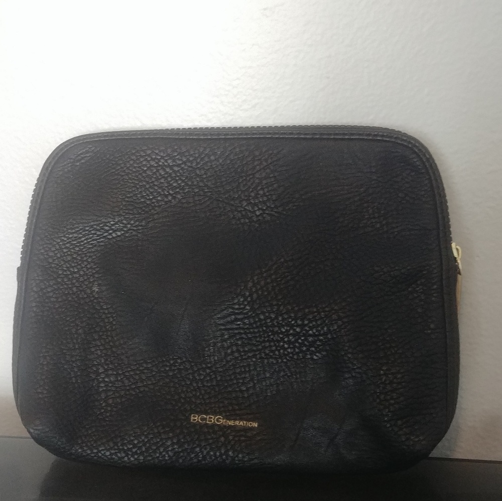 ⚠️ BCBGeneration Zip Clutch - Black/Gold Geometric - Picture 4 of 4